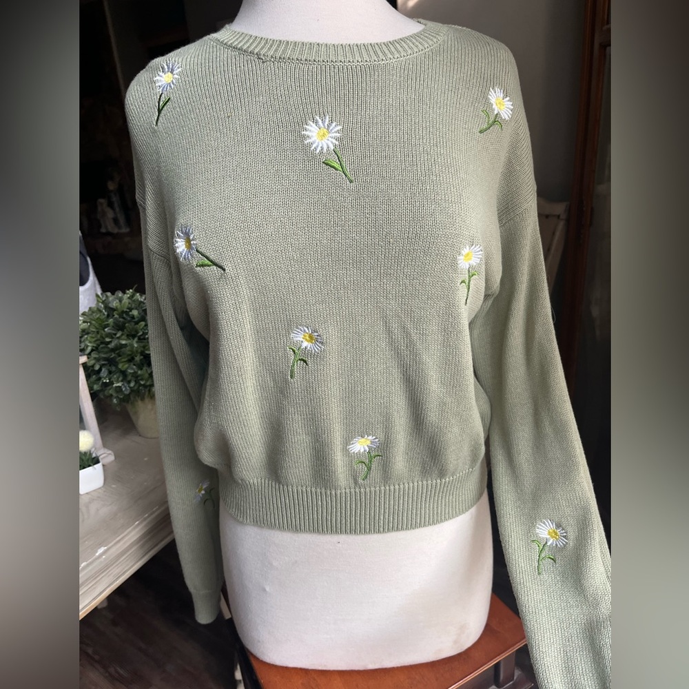 Green cropped sweater with embroidered daisies